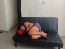 Maldito viejo pervertido se folla a una joven en su casa y la hace gemir de placer