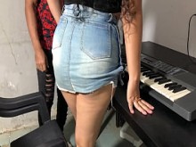 Cogiendo a una de mis estudiantes de musica mientras el novio la espera afuera