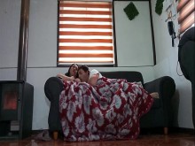 Veo una película con mi madrastra y empezamos a follar.