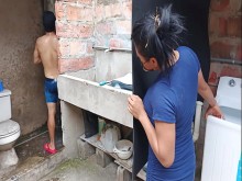 ¡Finalmente pude chuparle la polla a mi vecino mientras se duchaba en el baño del vecindario! porno de barrios marginales