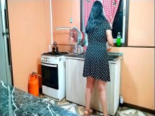 El hijastro malcriado de su madrastra se la folla en la cocina