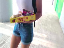 ¡Pequeña Vendedora Ambulante Termina en un Hotel con un Desconocido! Cámara Oculta