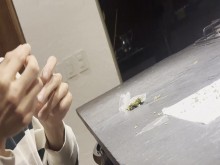 Pequeña adolescente latina monta una polla dura en posición de vaquera