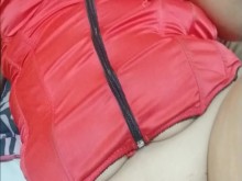 Encontré su secreto en la cama... y no pude resistir la tentación