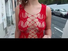 Enseño mis tetas y mi coño en el centro de Madrid