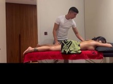 Reservé un masaje y el chico comenzó a tocar mis partes privadas y me mojó mucho, así que dejé que me follara - Yasmina Khan - Brady Bud