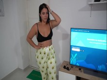 Madrastra MILF dice "hijastro solo vamos a ver una pelicula" - Thepaug