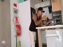 Cogiendo con el hermanastro de mi esposo mientras el muy cornudo está en la habitación