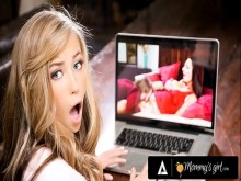 MOMMYSGIRL La chica mala Carolina Sweets está dispuesta a cualquier cosa por el coño de su madrastra