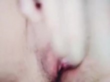 Masturbándose en casa cuando los padres están en casa