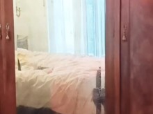 Esta zorra española pelirroja hace un baile sexy para su padrastro y luego se masturba