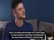 La voraz Julia De Lucia chupa una enorme polla recién salida de su culo apretado, pidiendo más golpes