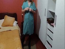 Se les pone la polla dura cuando me desvisto y ven la lencería que llevo.