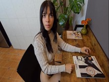 Encuentra a Laura en ropa interior en la habitación de la casa, lo descubre y se deja follar, asientos calientes de Laura.