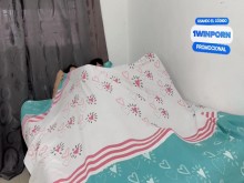 ¡No hagas ruido puedrian escucharnos! por favor folla mi pequeño y apretado coño-sexo bajo sabanas