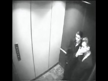La portuguesa cuarentona Susana le hace una mamada a su jefe en el ascensor