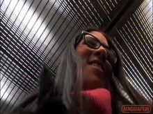 A linda adolescente le ofrecen un lugar para dormir y luego la usan para tener relaciones sexuales