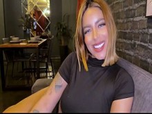 Mi padrastro arregla el aire acondicionado y termina follándome mientras mamá no está
