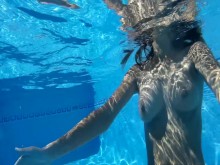 Recogí a una chica con cuerpo sexy en una piscina fresca de Ibiza, música relajante.