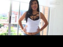 Latina de grandes tetas se desnuda después de ser recogida en la calle, no puede quitar las manos de encima