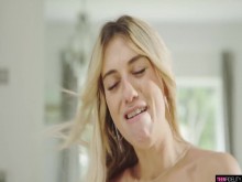 Rubia Spinner chupa la polla y recibe un creampie