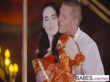 Babes - Office Obsession - Concurso de disfraces sexys de Halloween