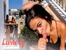 Hermosa latina amateur deshuesada en una calle concurrida - Lustery