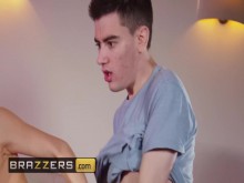 Brazzers - Jordi mira el juego con su ardiente madrastra Tina Kay, pero ella encuentra otras formas de divertirse