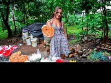 Latina con curvas obtiene su jodido culo aceitado y tocado antes de atragantarse con una polla