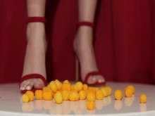 Pisoteando 45 bolas de queso