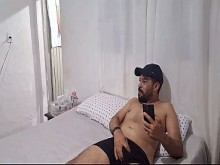 Padrastro se burla de su hijastra y le llena la cara de semen, a ella le encanta correrse en su cara
