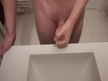 Chico se corre en el lavabo del baño