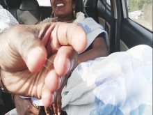 Desi sexo en el coche. Hermoso romance en el coche bhabi con el hermano del marido. Telugu habla sucio.